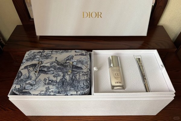 Alt: Premium matte cosmetic display box with inserts Premium matte cosmetic display box with paper inserts