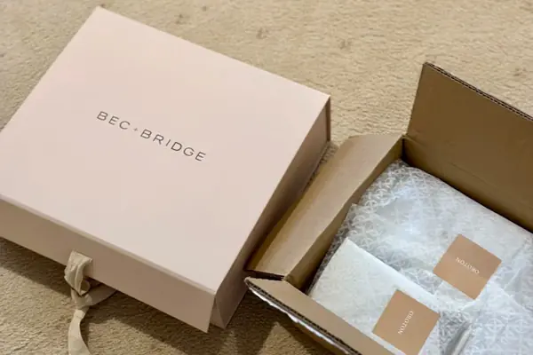 Comparison of magnetic rigid box, lid-and-base box, foldable box, and mailer box for clothing