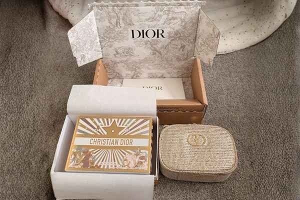 Alt: Cosmetic display box with shipping carton Cosmetic display box with divider insert and outer shipping carton
