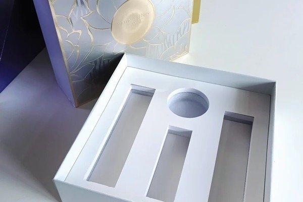 Custom paper insert holding serum bottles inside a cosmetic rigid box