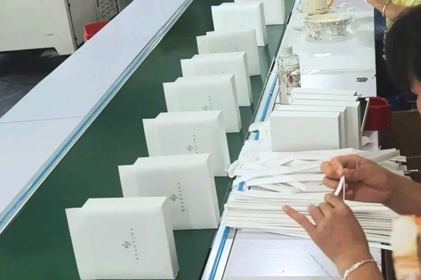 Bracelet box manufacturer checking sample and dieline Bracelet box manufacturer checking sample and dieline