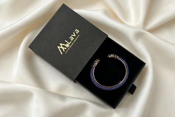 Premium bracelet box manufacturer sample with velvet insert Premium bracelet box manufacturer sample with velvet insert