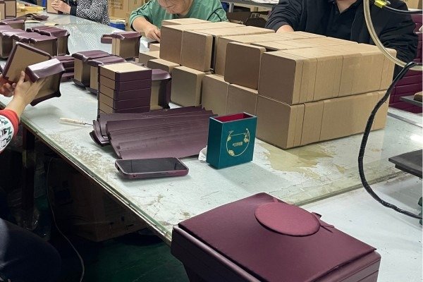Premium jewelry box structure with solid wood layered board and velvet lining Premium jewelry box structure with solid wood layered board, wrapped surface, and velvet lining