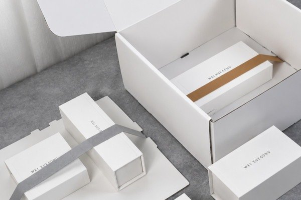 corrugated shipping box protecting products in transit