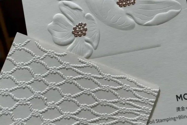 Image: paper swatches, foil stamping samples, matte lamination, and spot UV cosmetic box finishes cosmetic packaging material and finish swatches